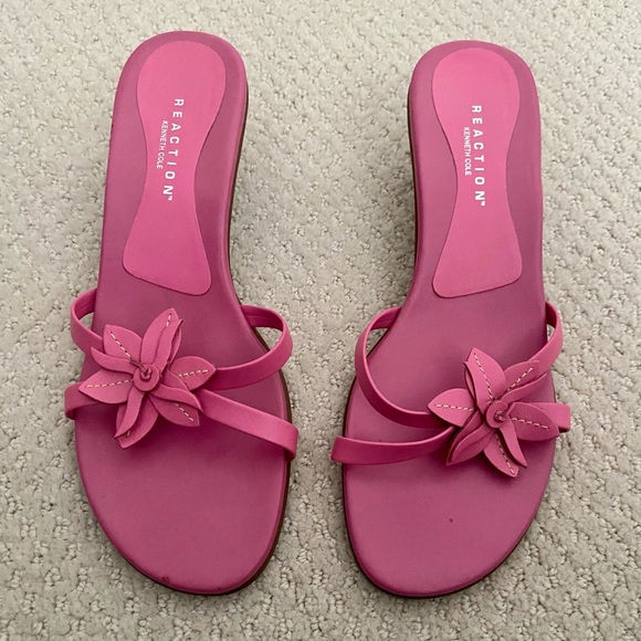 *MUST GO* VEUC Kenneth Cole Reaction Medium Pink Heels w/ Flower - Faux Leather - Picture 2 of 8